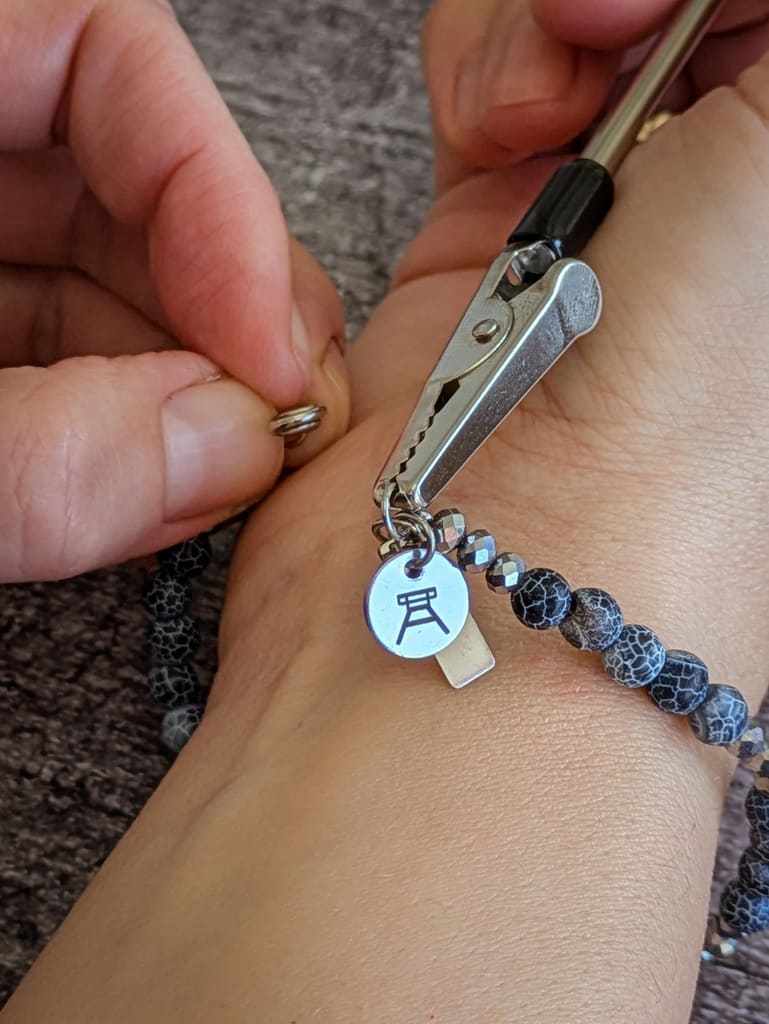 Anziehhilfe für Armbänder mit Karabinerverschluss Art. Nr. 1155