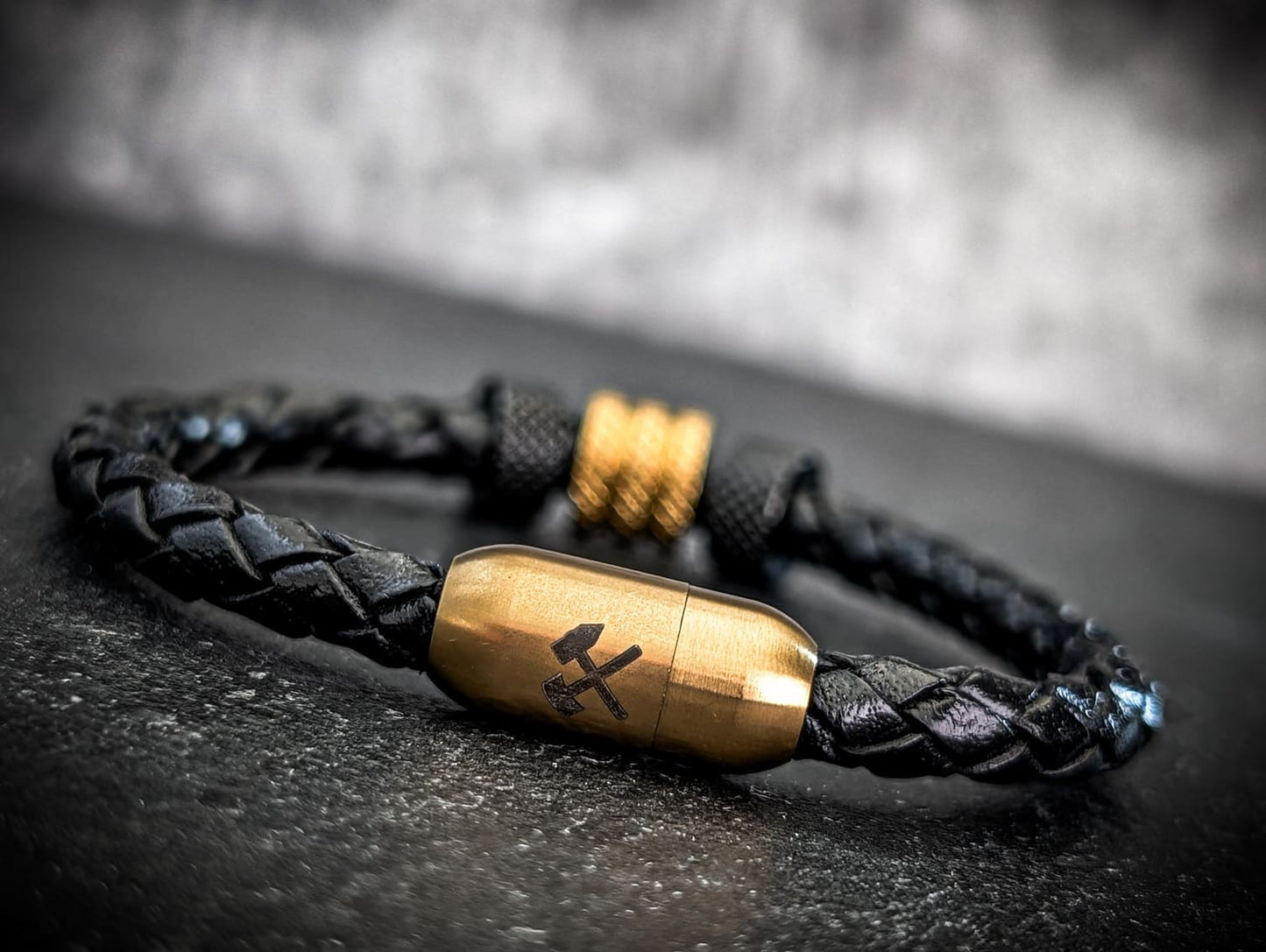 PottArmband Carl – Geflochtenes Lederarmband mit goldfarbenem Magnetverschluss Schlägel & Eisen Art.Nr. 1414