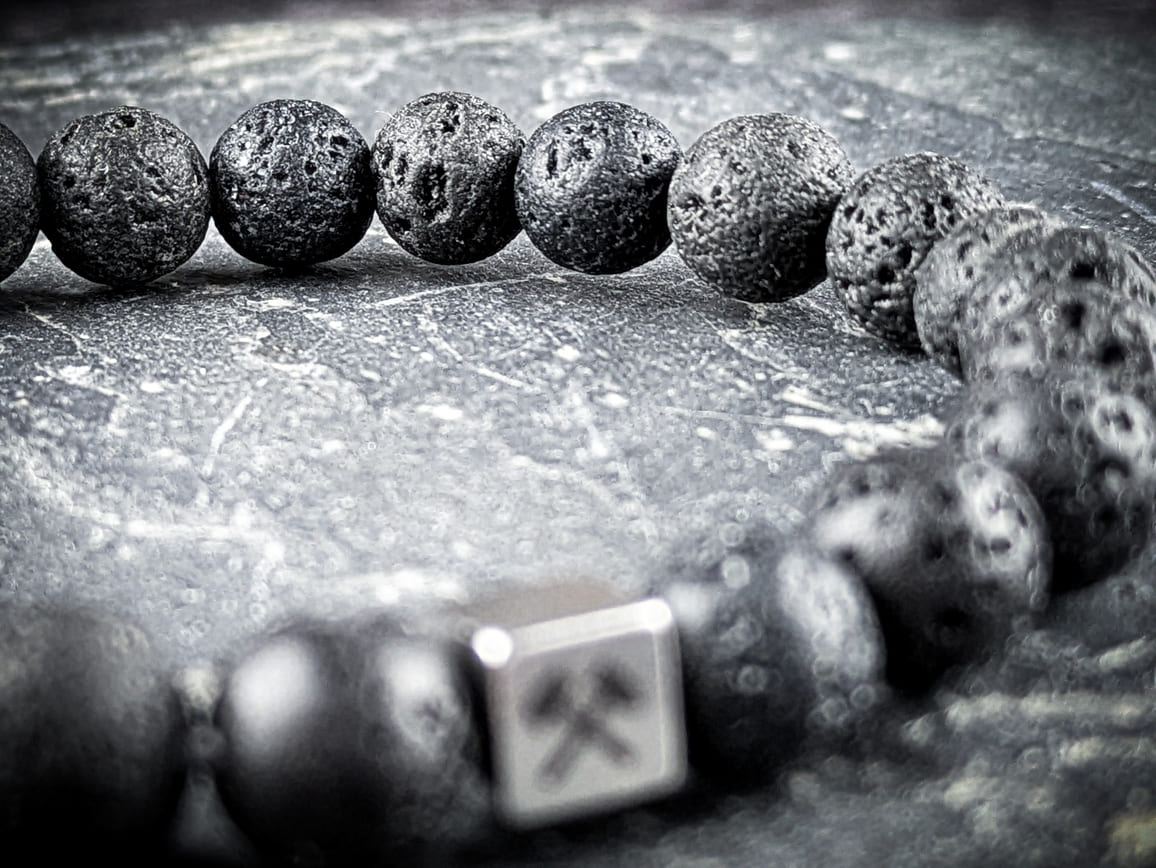 Ruhrgebiet Armband mit schwarzen Lavaperlen & Edelstahlwürfel Art. Nr. 1150